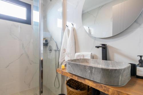 Et badeværelse på Apartamento de Lujo con Jacuzzi Privado, Piscina y Vistas al Mar