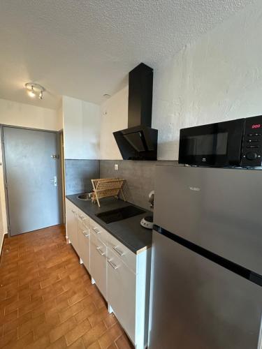 ル・バルカレスにあるLe studio marinのキッチン(冷蔵庫、カウンタートップ付)