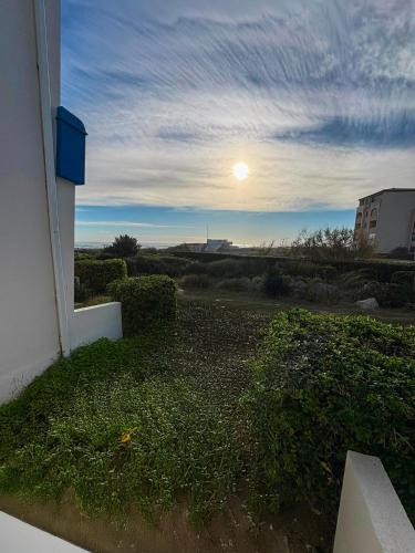 une vue du coucher de soleil depuis la fenêtre d'un bâtiment dans l'établissement Le studio marin, au Barcarès