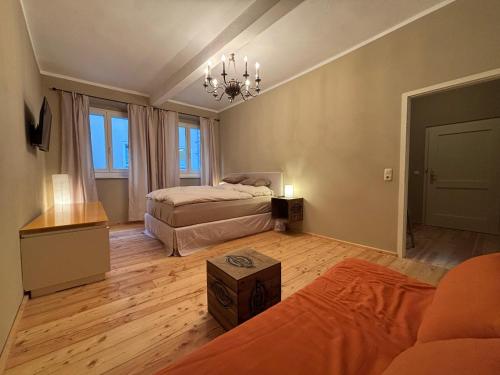 ein Schlafzimmer mit zwei Betten und einem Kronleuchter in der Unterkunft Cityappartment am Regensburger Dom in Regensburg