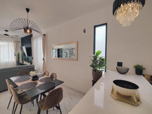 Posezení v ubytování Beautiful Upscale Modern home with Private Pool 4E