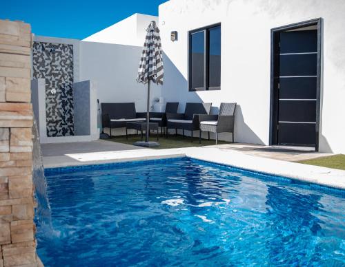 Bazén v ubytování Beautiful Upscale Modern home with Private Pool 4E nebo v jeho okolí