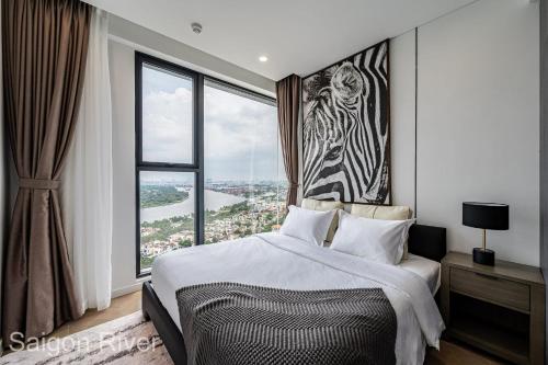 um quarto com uma imagem de zebra na parede em Lume Metro Saigon River em Cidade de Ho Chi Minh