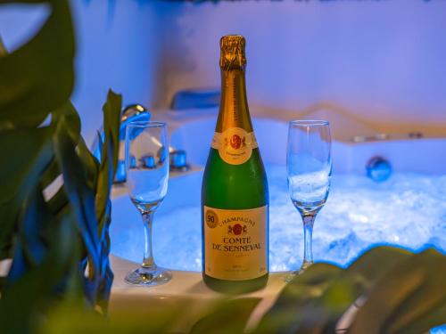 Nápoje v ubytování Sault Tropical - Idéal couple - Balnéo Led - Vue parc & montagne - Wifi - Stationnement gratuit - 5min à pied des bars, restaurants & commerces