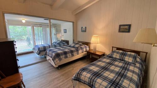 een hotelkamer met twee bedden en een raam bij Cottage By The Sea - Unit A in Jekyll Island