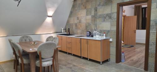 Η κουζίνα ή μικρή κουζίνα στο AFrame Villa Riverside GABALA