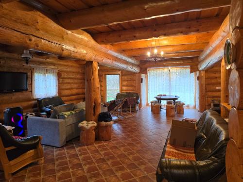 Televiisor ja/või meelelahutuskeskus majutusasutuses Log Haven