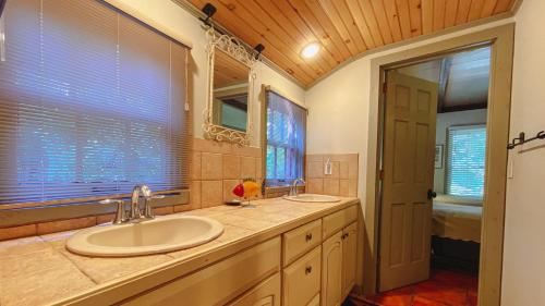 ein Badezimmer mit Waschbecken und Spiegel in der Unterkunft Hacienda in Jekyll Island