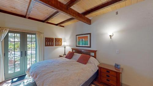 ein Schlafzimmer mit einem Bett und einem großen Fenster in der Unterkunft Hacienda in Jekyll Island