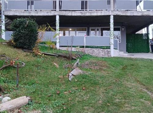 ein Haus mit einem Hof davor in der Unterkunft Ortachala Valley Retreat in Sighnaghi