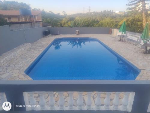 a swimming pool in a villa with a swimming poolvisorvisor at Chácara piscina aquecida in Juazeiro do Norte