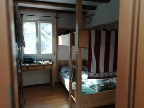 a bedroom with two bunk beds and a window at Bett 1 im Frauen 2-Bettzimmer Nur Frauen Only women Solo mucheres in Mogán