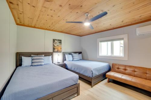 Ένα ή περισσότερα κρεβάτια σε δωμάτιο στο Boat Ramp and Dock at Ultimate Lake Fork Getaway!