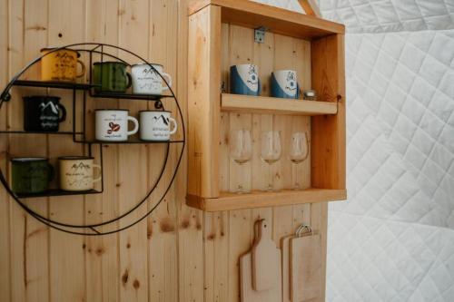 Příslušenství pro přípravu čaje a kávy v ubytování Liptov Wild Glamping