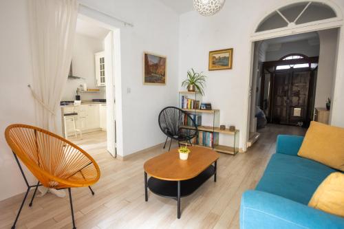 Χώρος καθιστικού στο Sliema 1BR Townhouse Escape