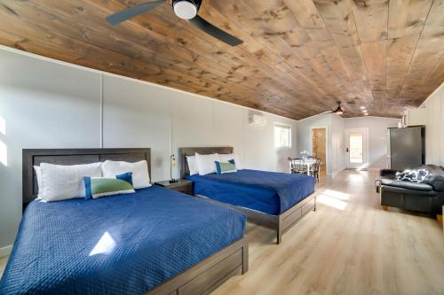 Postel nebo postele na pokoji v ubytování Boat Ramp on Lake Fork! Emory Studio with Huge Yard