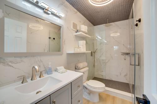 Koupelna v ubytování Boat Ramp on Lake Fork! Emory Studio with Huge Yard