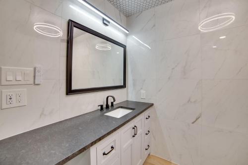 Ένα μπάνιο στο Fish, Boat and Relax! Lake Fork Home with Shared Dock