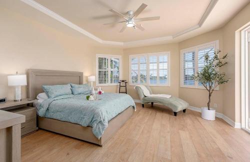 Ένα ή περισσότερα κρεβάτια σε δωμάτιο στο Luxury on Eight Lakes - Gulf Access & Pool table