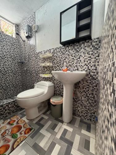 ein Badezimmer mit Toilette und Waschbecken in der Unterkunft Casa acogedora y tranquila para descansar in Chimbote