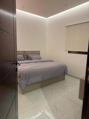 Postel nebo postele na pokoji v ubytování شقة مودرن غرفة وصالة