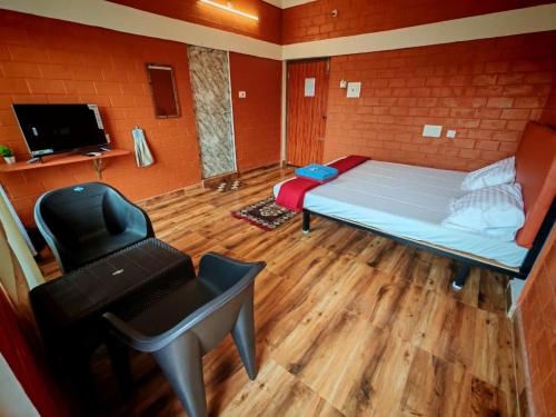 TV a/nebo společenská místnost v ubytování Srishti Home Stay