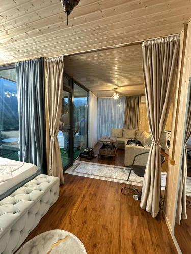 Ένα ή περισσότερα κρεβάτια σε δωμάτιο στο sunrise hill cotage