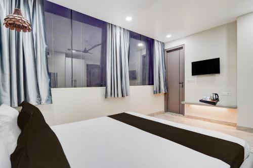 a bedroom with a large bed and a tv at Townhouse DSIDC Bawana Formerly Kanhaiya Residency in Bawāna