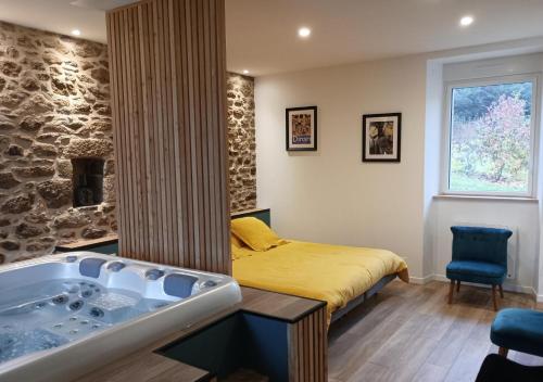 ein Schlafzimmer mit Bett und Badewanne in der Unterkunft La parenthese in Beaussais sur Mer