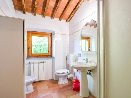 Vannituba majutusasutuses Tuscan Apartment with Pool - Garden and Lake