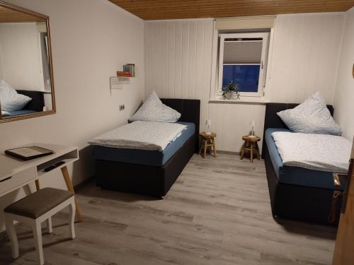 Postel nebo postele na pokoji v ubytování Ferienwohnung am Rittergut 100qm