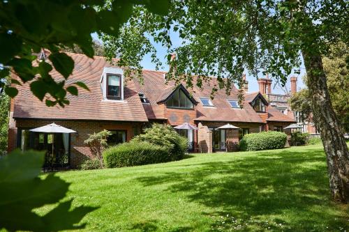 Gallery image of Elmers Court in Lymington