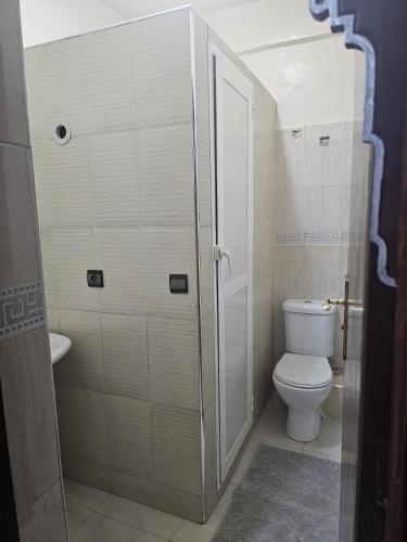 Koupelna v ubytování Stylish 2BR apartment by Marjane- 20 min to grand stadium