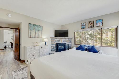 Postel nebo postele na pokoji v ubytování Mountainwood 303