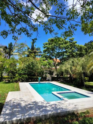 a swimming pool in a yard with trees at Chácara Rosa Cortiana in São Gabriel