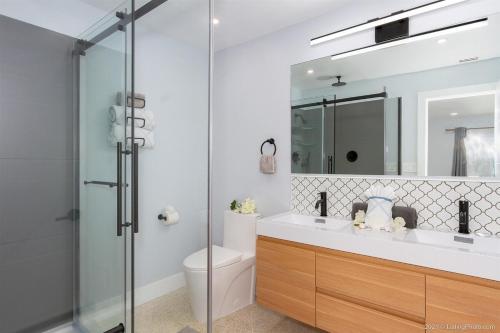 Un baño con lavabo, inodoro y espejo. en Hidden Gem-Walking Distance to Downtown Cape Coral, en Cabo Coral