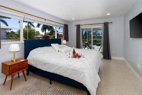 Un dormitorio con una cama grande con flores. en Hidden Gem-Walking Distance to Downtown Cape Coral, en Cabo Coral