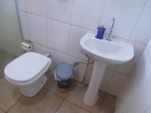une salle de bains avec toilettes et lavabo dans l'établissement Apartamento Acolhedor, à Uberaba