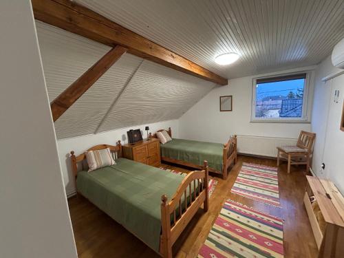 Giường trong phòng chung tại Sziget Gyöngye Vendégház