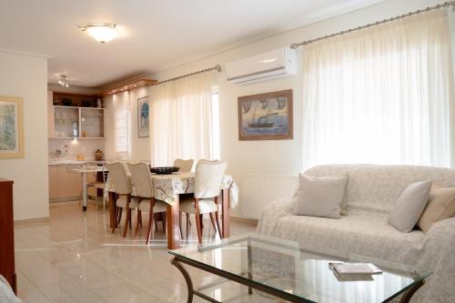 Rooftop Penthouse with City & Mountain Views, Private Parking - Next to the Metro