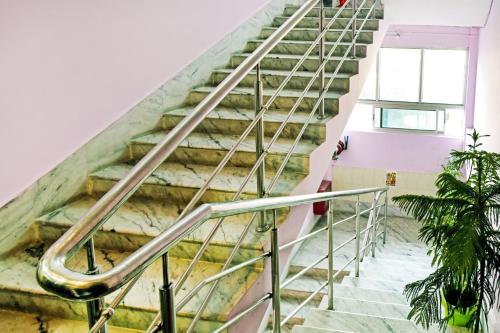 eine Treppe in einem Gebäude mit Metallgeländer in der Unterkunft Hotel O Rainbow in Tezpur