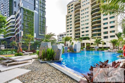 uma piscina no meio de alguns edifícios em Lume Metro Saigon River em Cidade de Ho Chi Minh
