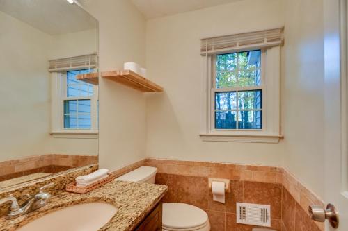 Ένα μπάνιο στο Fully Updated! Suburb Stay Near Sugarloaf Mills