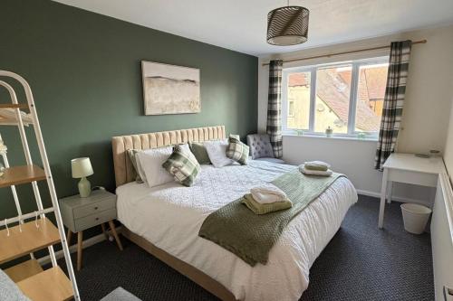 Ένα ή περισσότερα κρεβάτια σε δωμάτιο στο Meriden Apartment Retreat - Sleeps 7 - Near Nec