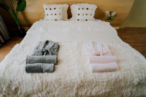 uma cama com três toalhas em cima em cithara villa em Kejajar