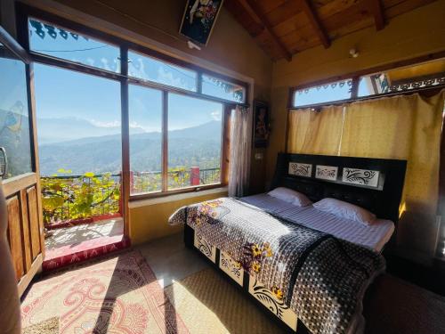 Postel nebo postele na pokoji v ubytování Neer Stays Munsyari