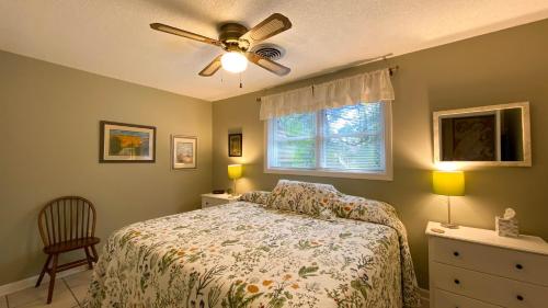 Una cama o camas en una habitación de Azalea Cottage Duplex