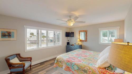 En eller flere senge i et værelse på Clubhouse Cottage