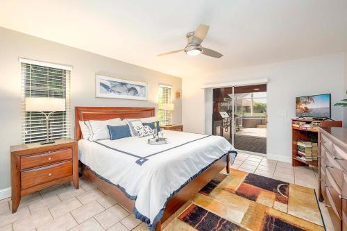 Voodi või voodid majutusasutuse La Florida is a spacious 3bedroom home in SE Cape Coral with a serene freshwater canal view toas