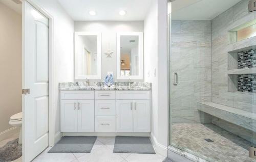 Vannituba majutusasutuses La Florida is a spacious 3bedroom home in SE Cape Coral with a serene freshwater canal view